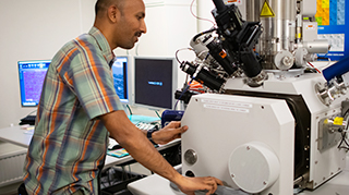 Prasath Babu visar elektron-/jon-mikroskopet.
